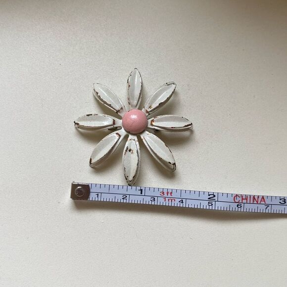 Vintage Retro White and Pink Flower Brooch - Flower Power Pin - Picture 5 of 5